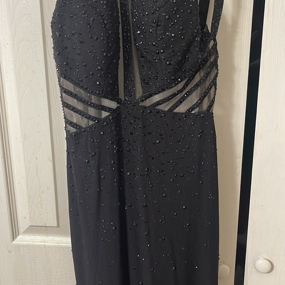 Evening gown Gorgeous black dress worn once. Black shiny beading to the floor. - Picture 7 of 17